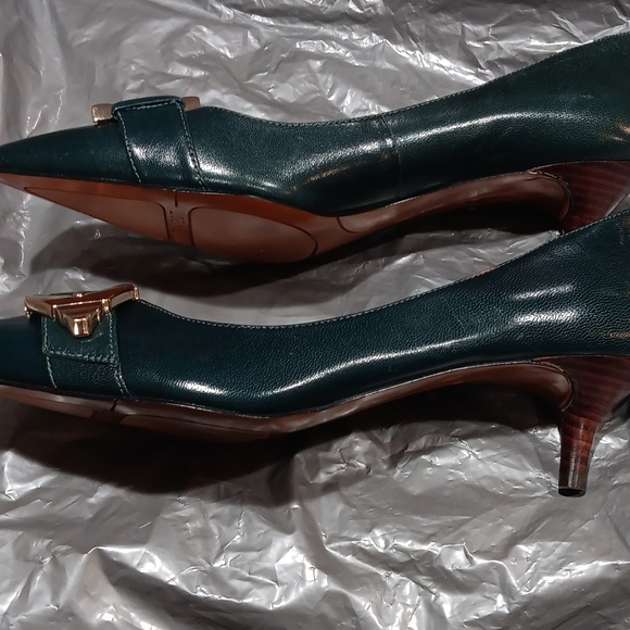 Nine West Green Leather Buckle Pumps size 8 - Picture 5 of 9
